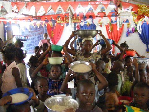 Feeding children in Liberia